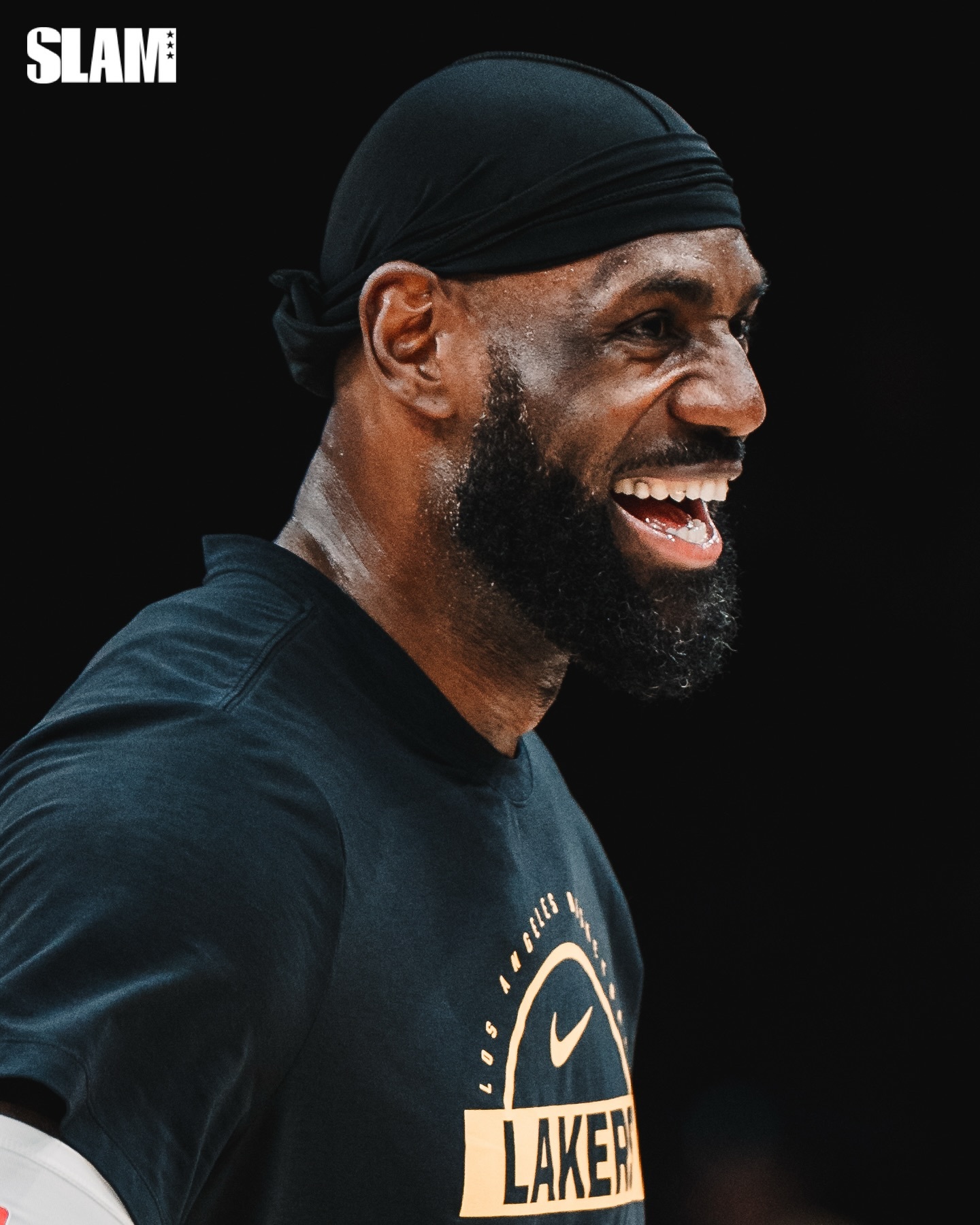 Slam发布老詹在太阳城的图集：“23 年过去了，对这项运动的热爱依旧炽热。”詹