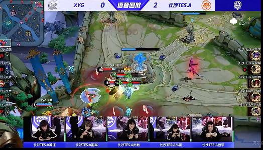 ES公然辱骂XYG是菜逼
不少网友也发表看法：
1、职业选手大都是素质不高血气方