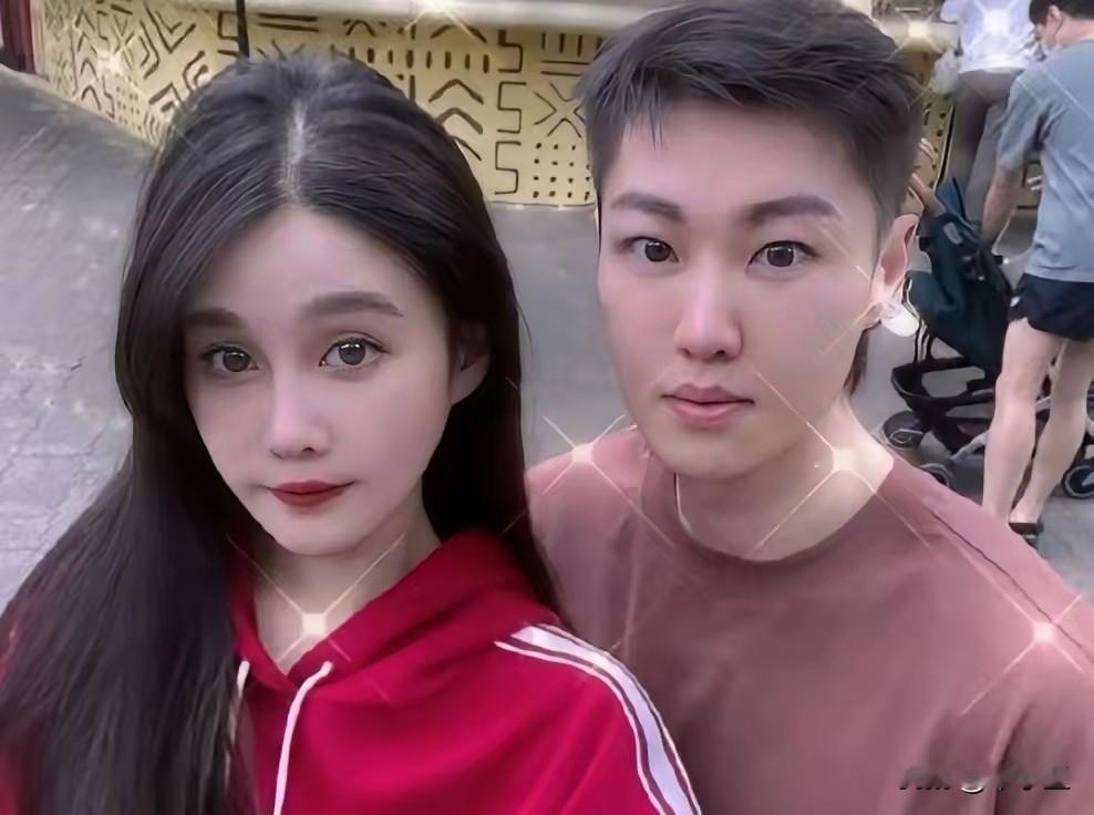 这是赵本山女儿球球和对象，网友说，不说以为是姐俩球球
