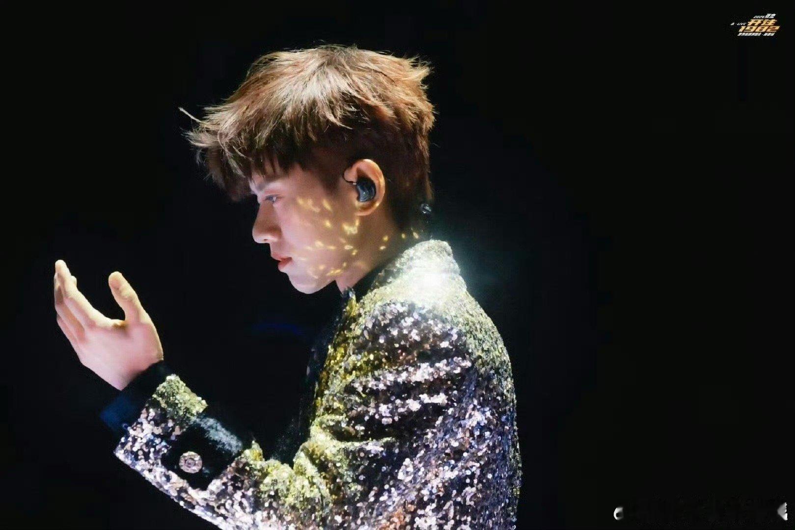 张杰在成都唱天下的适配度 所以，成都今晚就是“天下”。当张杰唱响那熟悉的旋律，整