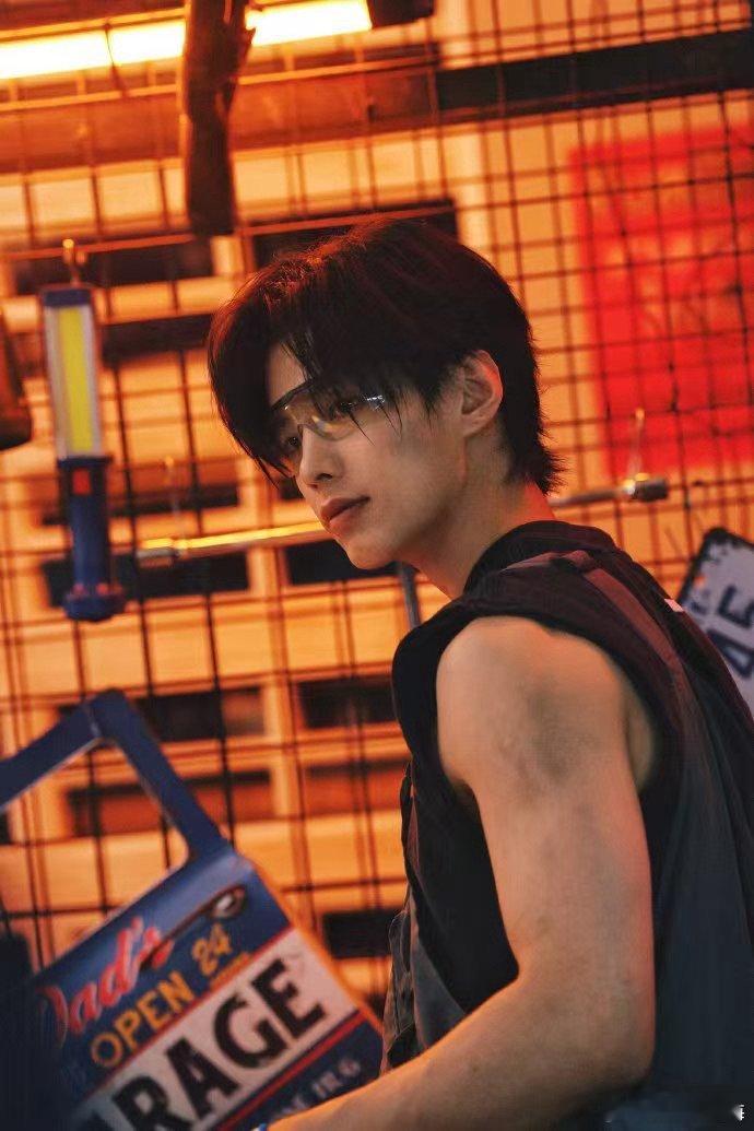 何与 高定糙汉 高定级的野性张力，一句“有我在”直接封神。这眼神，够我盘一年。 