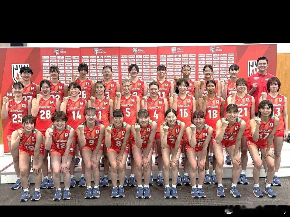 费罗今天携手28名队员参加了新闻发布会。🏐 S: Seki - Tsukasa