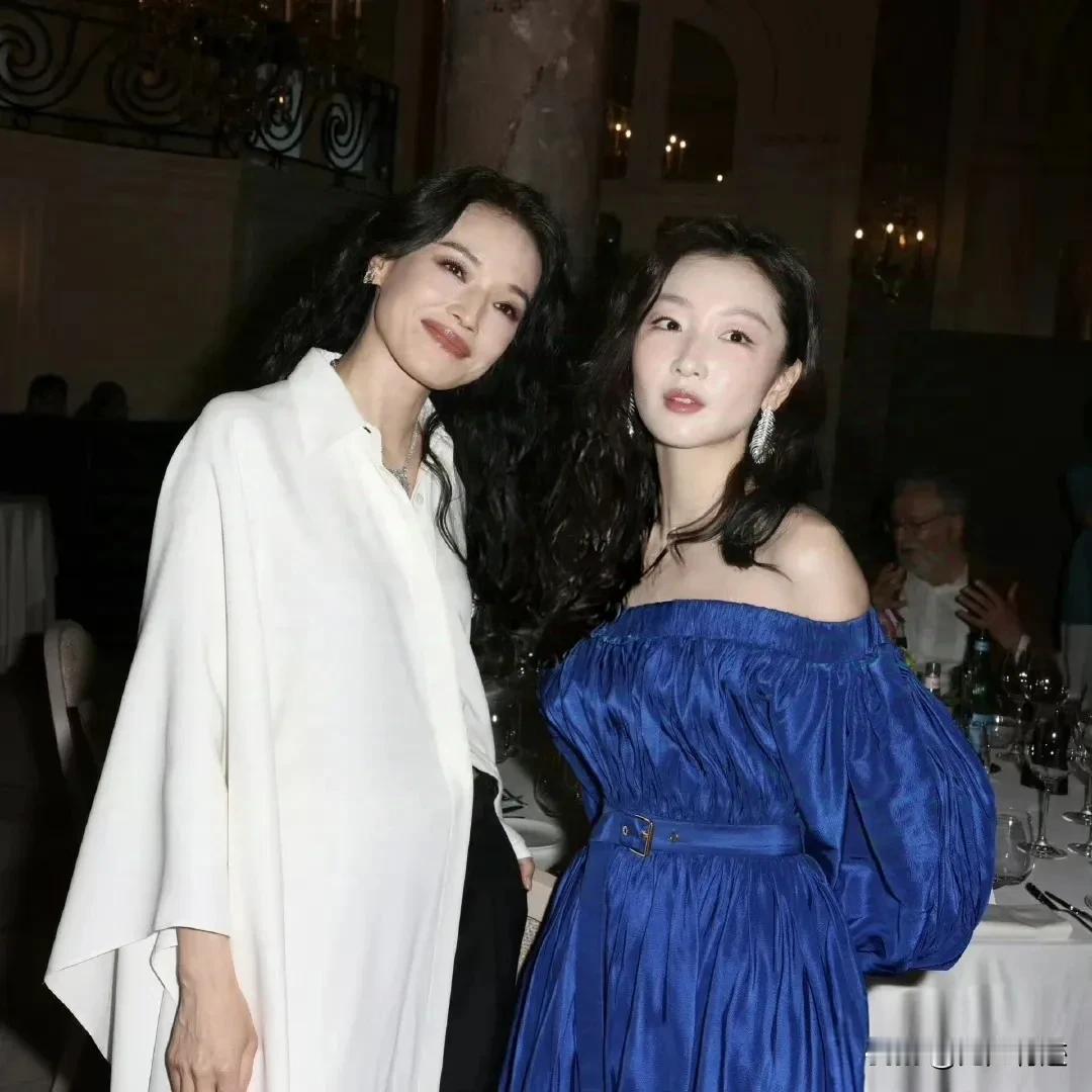 大女人舒淇和小女人周冬雨

舒淇不用多说，她一直都是最最有女人味的代表人物，而周