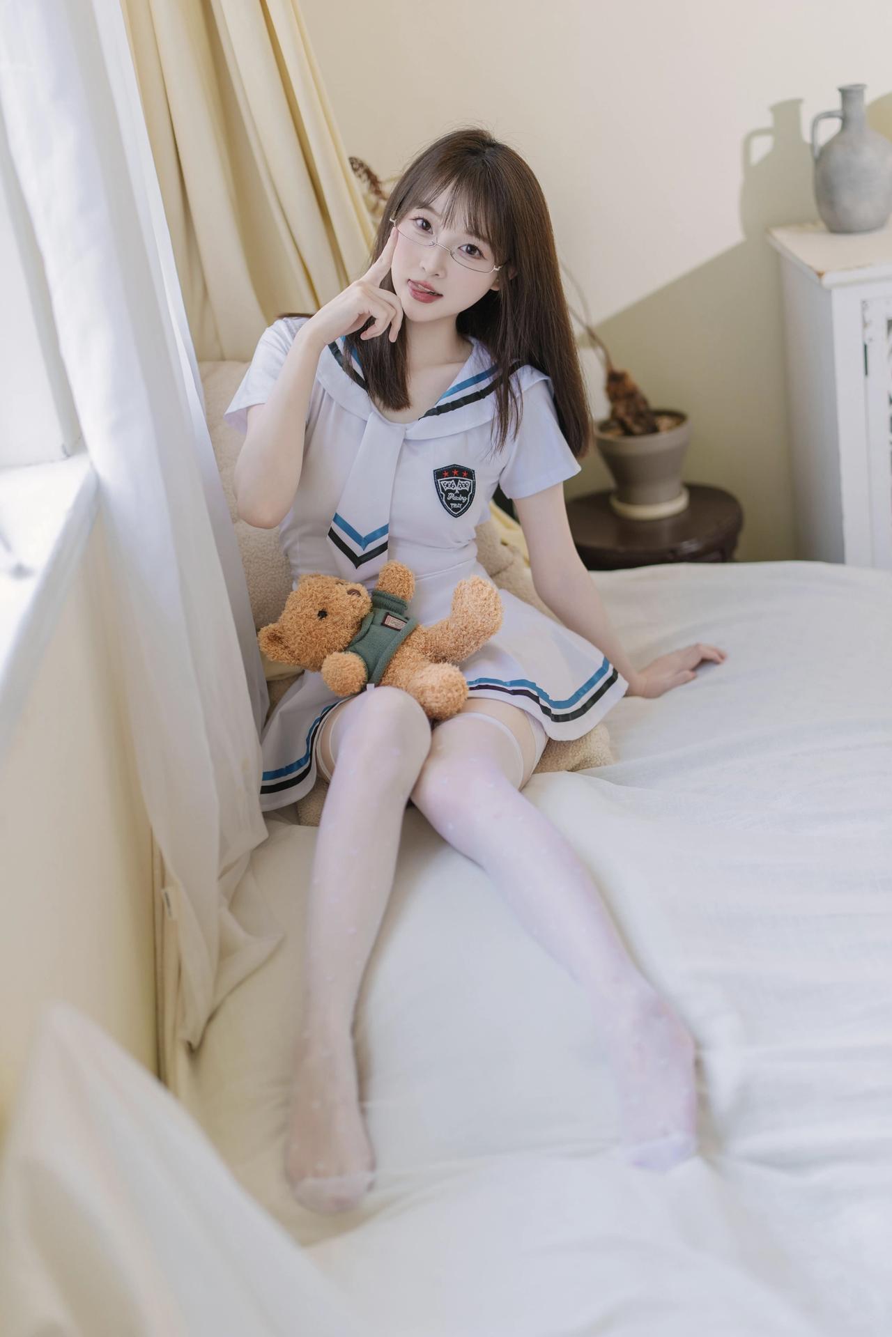 少女心爆棚的日式可爱风，萌系女孩与小熊的温馨时刻。