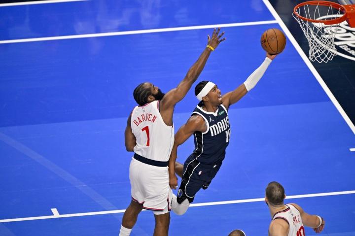 什么？打了51分钟？哈登成为最老的40+三双获得者。哈登太孤独，小卡赶紧回来吧！