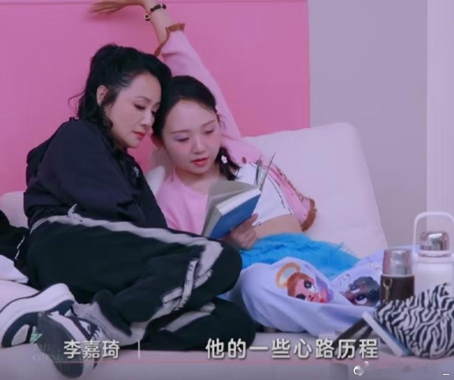 不只是有新书宣传位！姐姐们是认真在感受小齐书里的文字，而且还有交流分享自己的经历