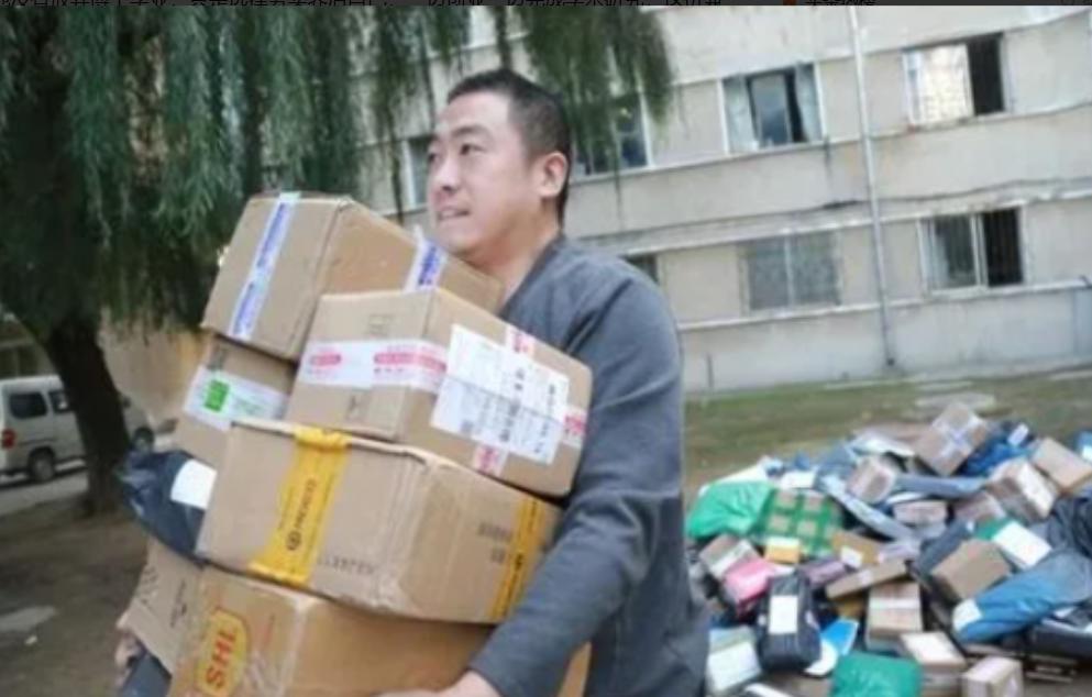 2016年，送了6年快递的博士谭超，拉着考博失败的女友一起送快递。他的大学老师知