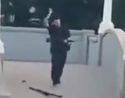 澳大利亚枪手曾挥手驱赶围观者 澳大利亚这起枪击案太可怕了，悉尼邦迪海滩14日发生