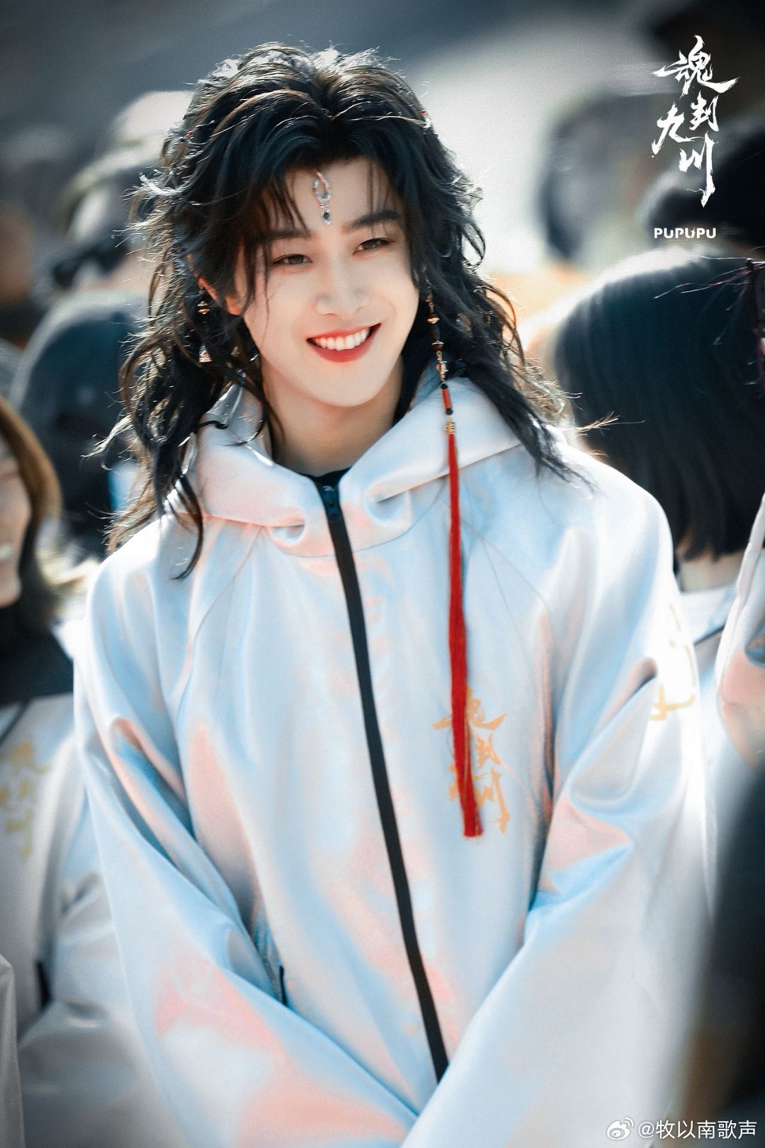 这款田嘉瑞朕从未见过雪地白衣配红瓣氛围感直接拉满太惊艳，田嘉瑞这颜值，简直就是从