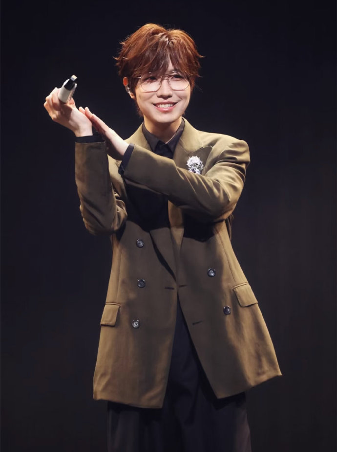 徐良一开口就是青春 徐良小来俏老来俏一直俏 最后一刷：徐良用声音告诉我们，青春不