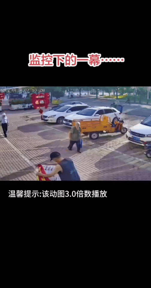 男子站推车作业，八旬奶奶默默扶车守护

清晨户外，男子站在移动小推车上挂广告牌，
