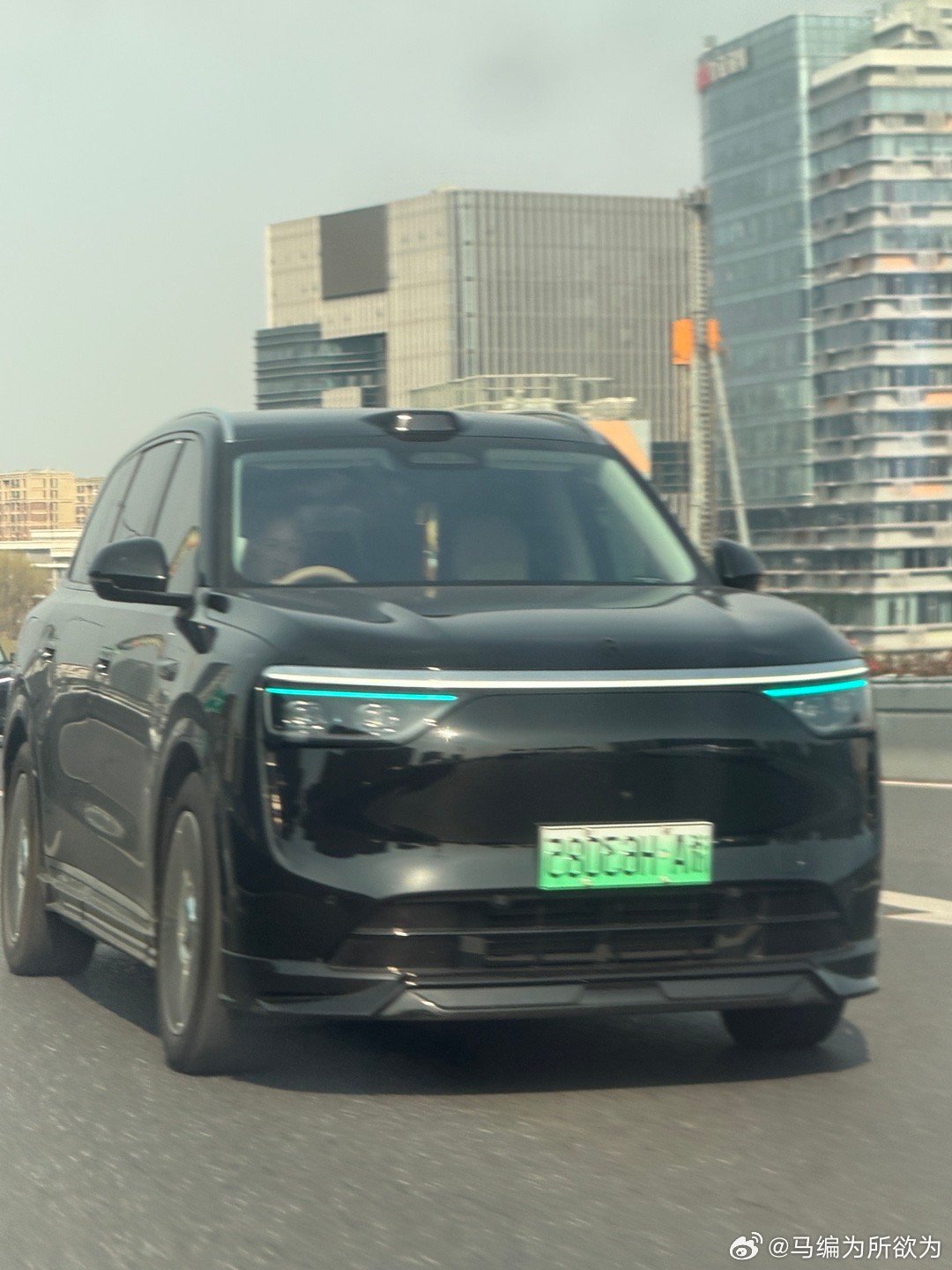 今天在杭州仔细看了一下，开蓝灯的司机一半以上在看手机这个灯可以换个名字了 