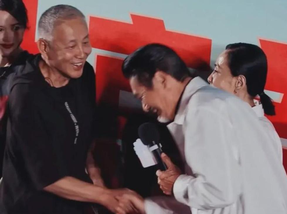 终于见到陈道明周润发同框啦！

近日，在陈思诚导演的电影《解密》首映礼上，观众很