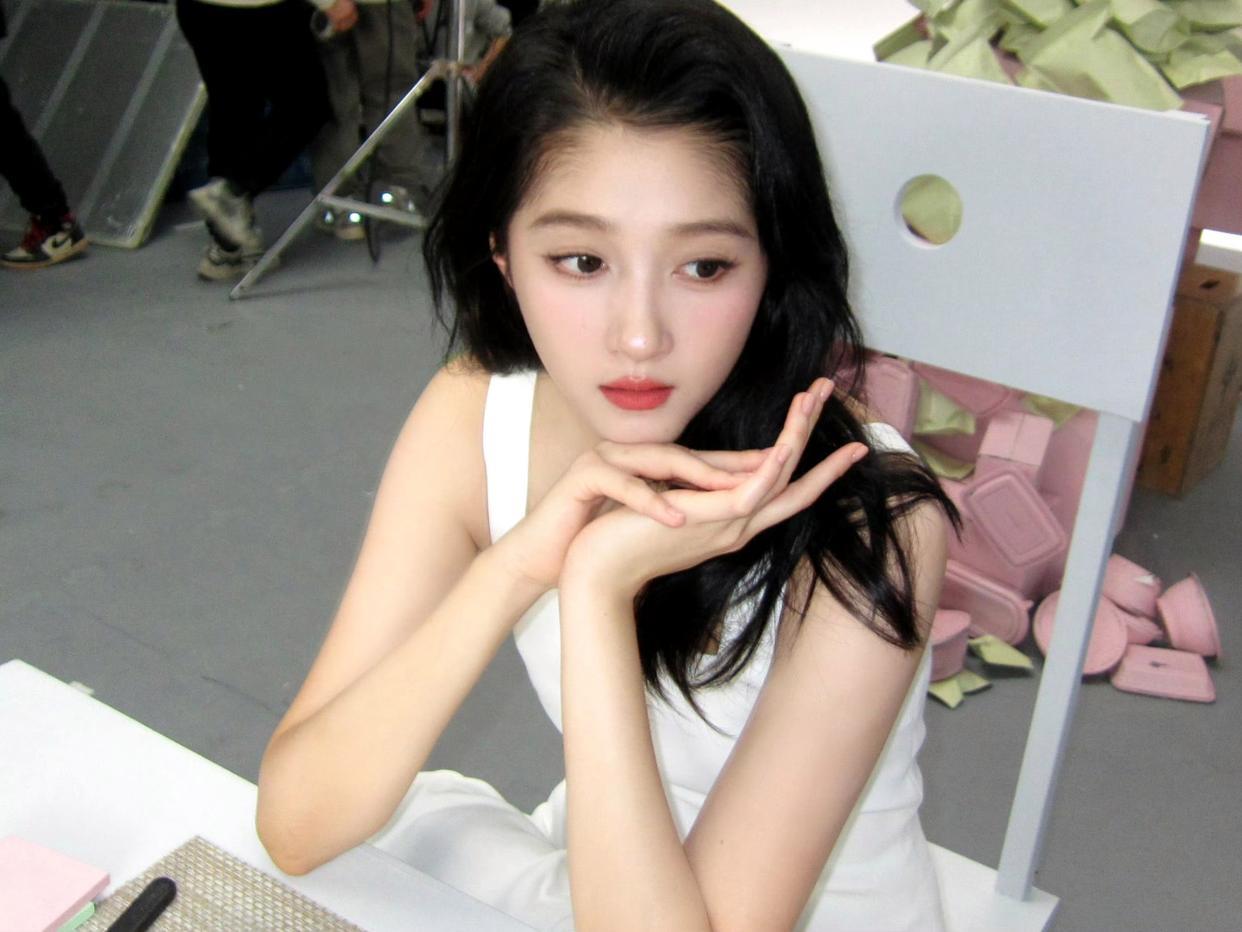 关晓彤的片场休息时刻，藏着最动人的真实美感。这组花絮随拍，没有刻意的布景与摆拍，