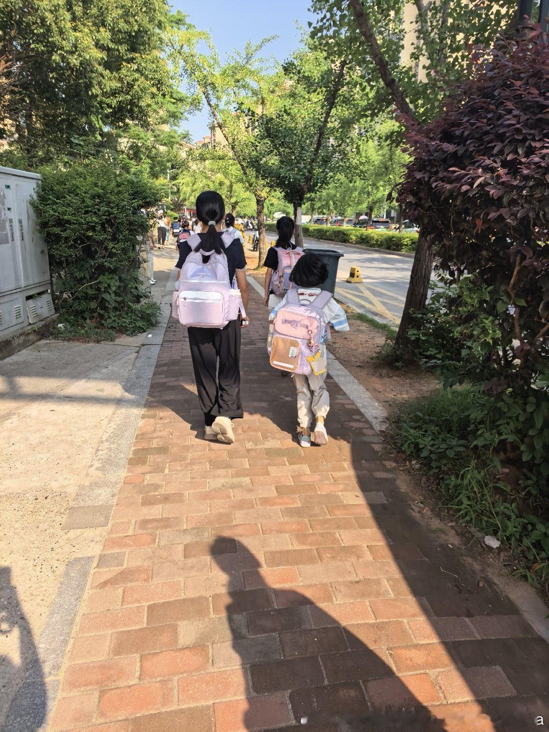 衣服 有点子长冲啊 上学啊妮娜一家饭团团日常
