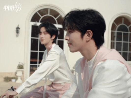 星邱第一枝玫瑰 星邱直播周边也太会了！摇摇乐、香氛小卡、环保包款款精致，设计戳中