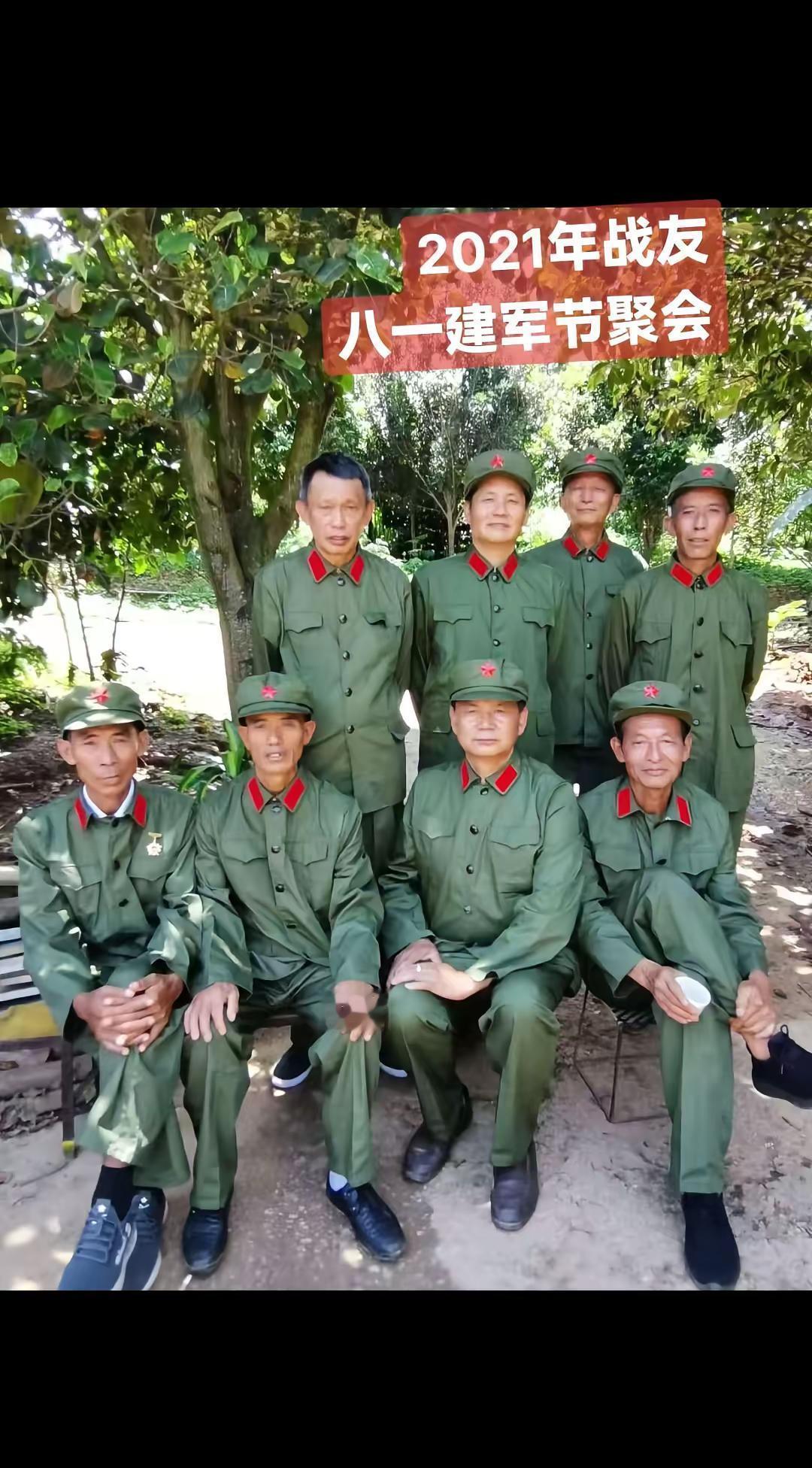 军装一脱，心没脱。
哈尔滨的退伍老兵坐成一排，烟卷夹在指间，说起当年扛枪上雪山，