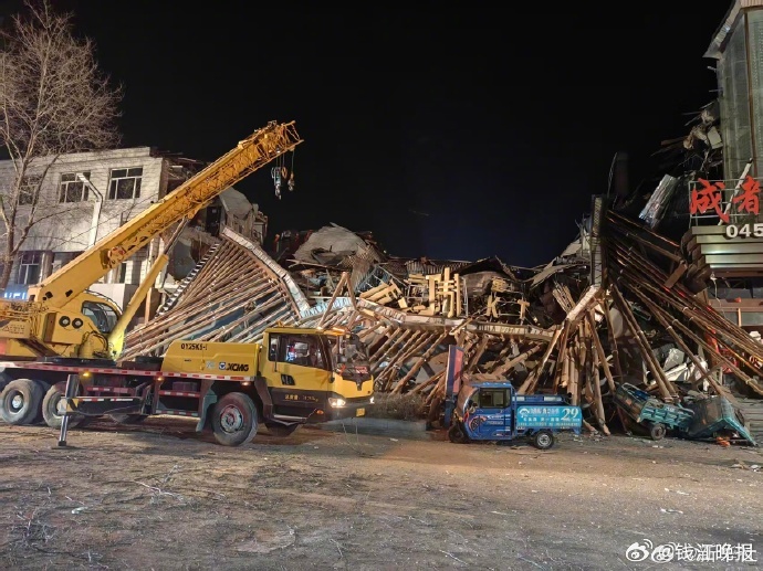 #黑龙江海林一楼房坍塌9人被困#【#黑龙江海林一楼房坍塌有人员被困#】记者29日