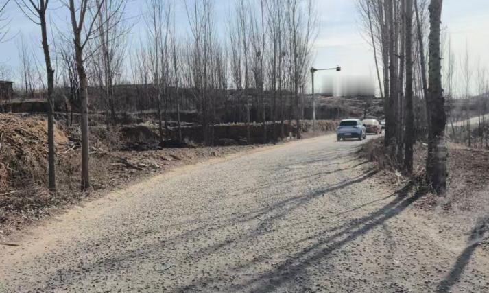【泗水200米村路未修 民生不能无限等待】据济宁市网络问政平台消息，近日有市民留
