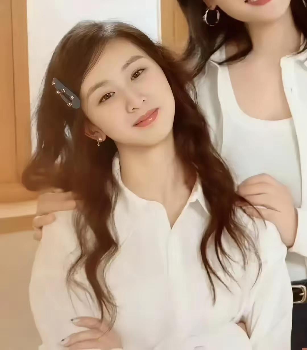 森碟在操场边关掉手机的那一刻，大概让很多人想起了自己曾想挣脱束缚的瞬间。
 
去