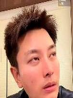 难怪贾乃亮不拍戏了，
他自己在直播里坦白，卡在42岁这个年纪，演小的没少年感，演