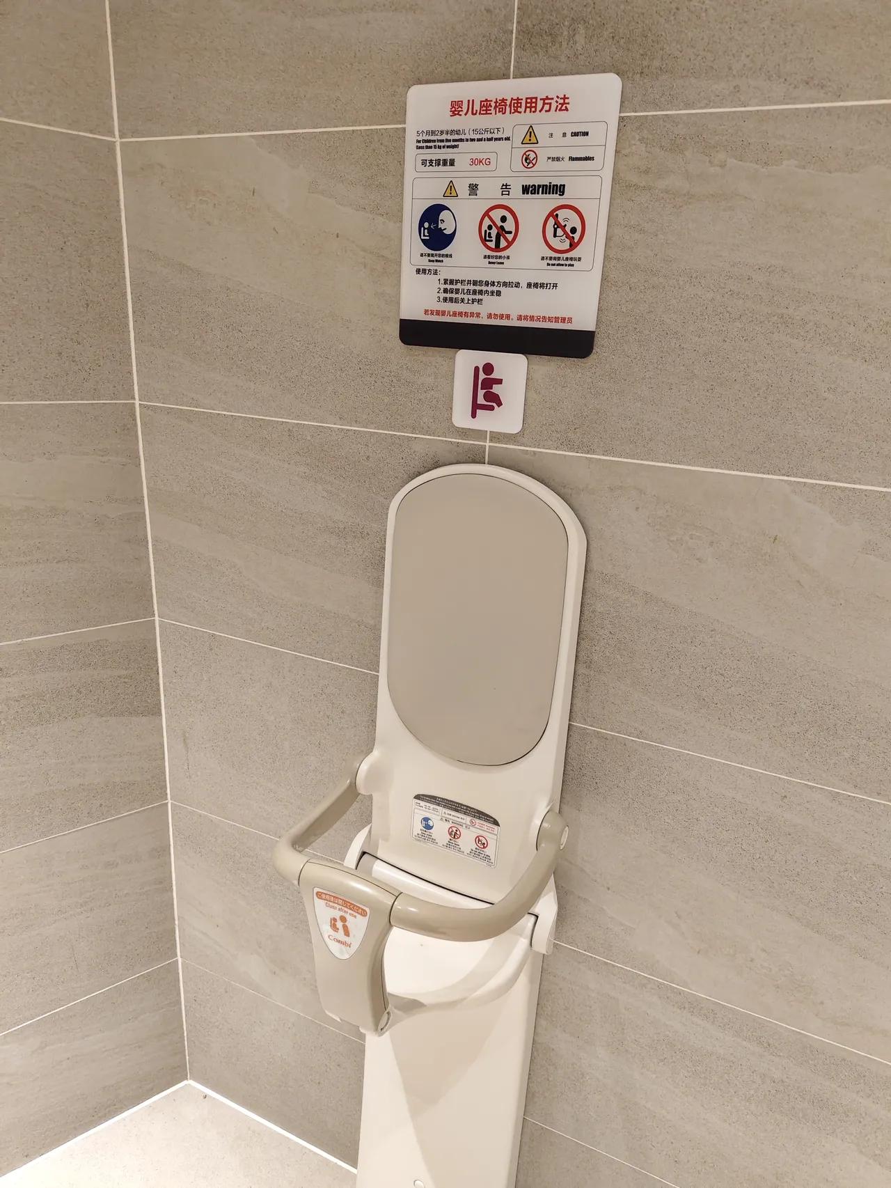 胖东来这个细节，真的挺绝的
就一个厕所里的小座椅，很多人看一眼可能觉得：这有啥特