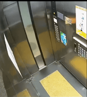 女子不仅仅是蠢，猪脑袋。而且还坏，并且还不是一般的坏。
另外，她关电梯门，还是用