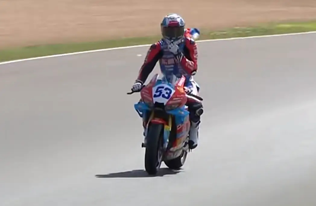张雪机车法国站首回合夺季军2026世界超级摩托车锦标赛（WSBK）法国站Worl