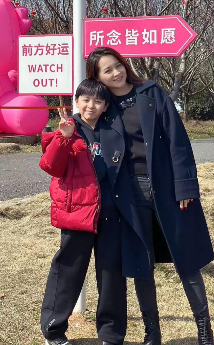 邓莎透露儿子不想爸妈分开，倪萍直言邓莎养狗潜意识里在气路行。
虽然《再见爱人》里