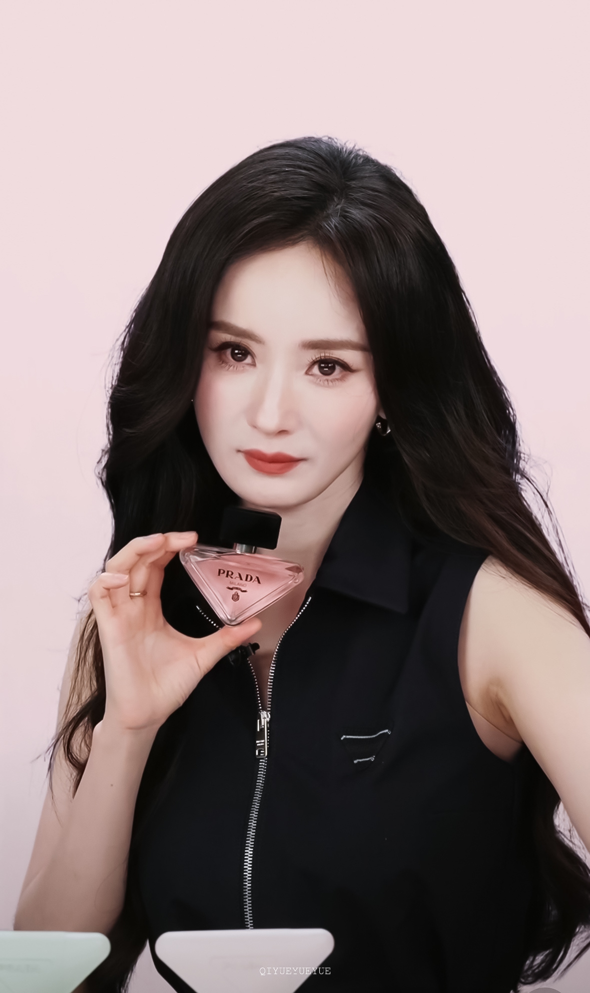 Prada·冷脸萌我不说谁能想到这是直播截图 