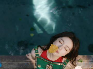 李兰迪森系绿调造型李兰迪森系绿裙生日妆造好灵动被李兰迪这套生日造型美到了，绿裙复
