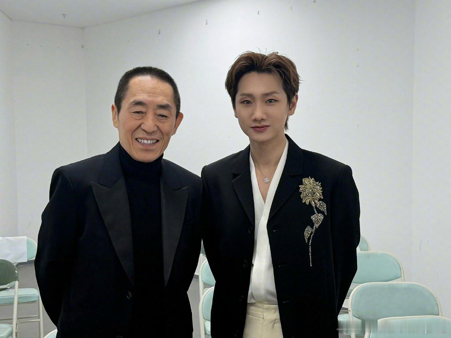 张艺谋汪苏泷同框张艺谋汪苏泷同框合照 张艺谋汪苏泷同框合照，两位都是各自领域的佼