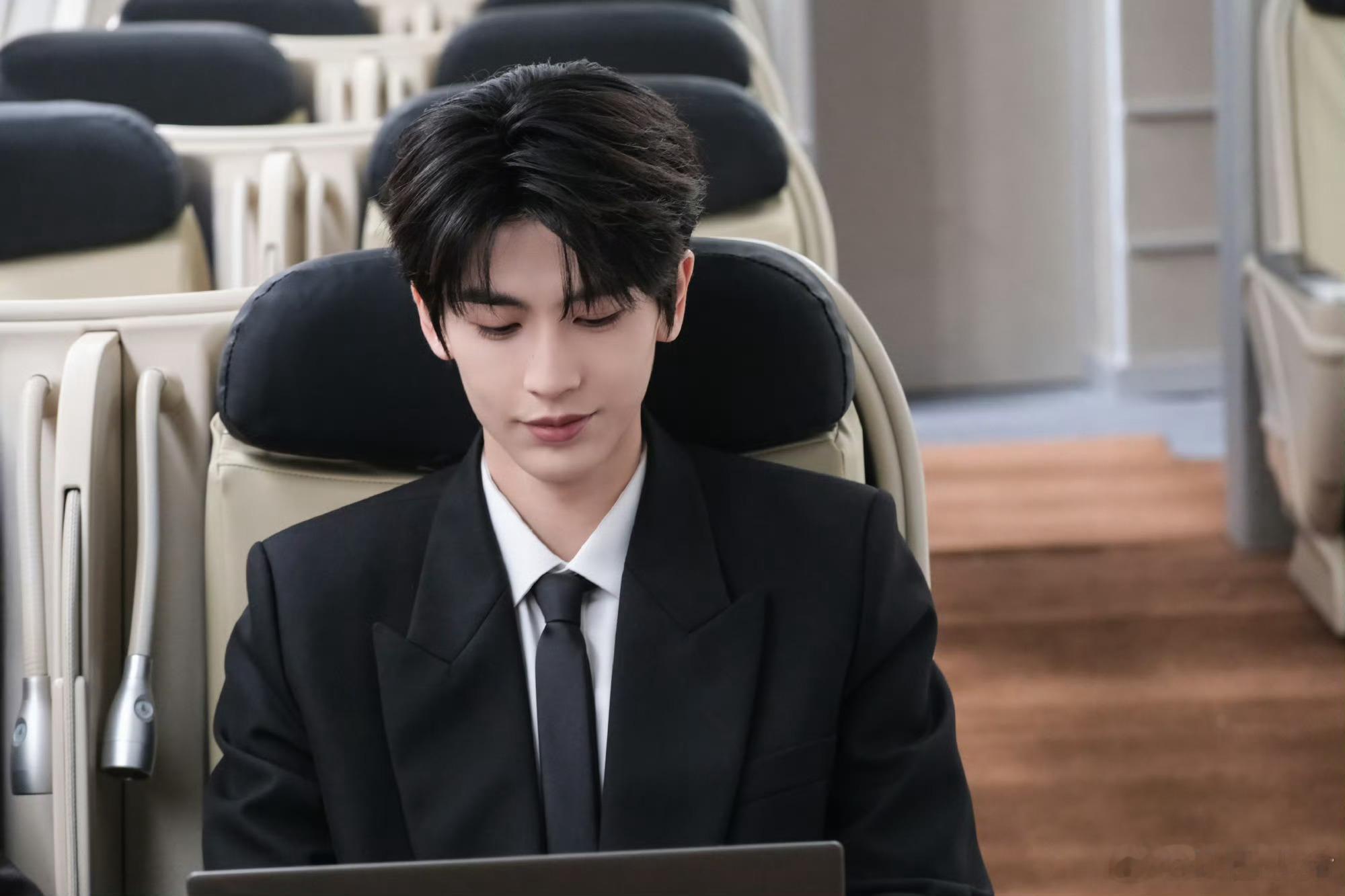 张凌赫兰蔻短片花絮照，认真工作的男人好有魅力