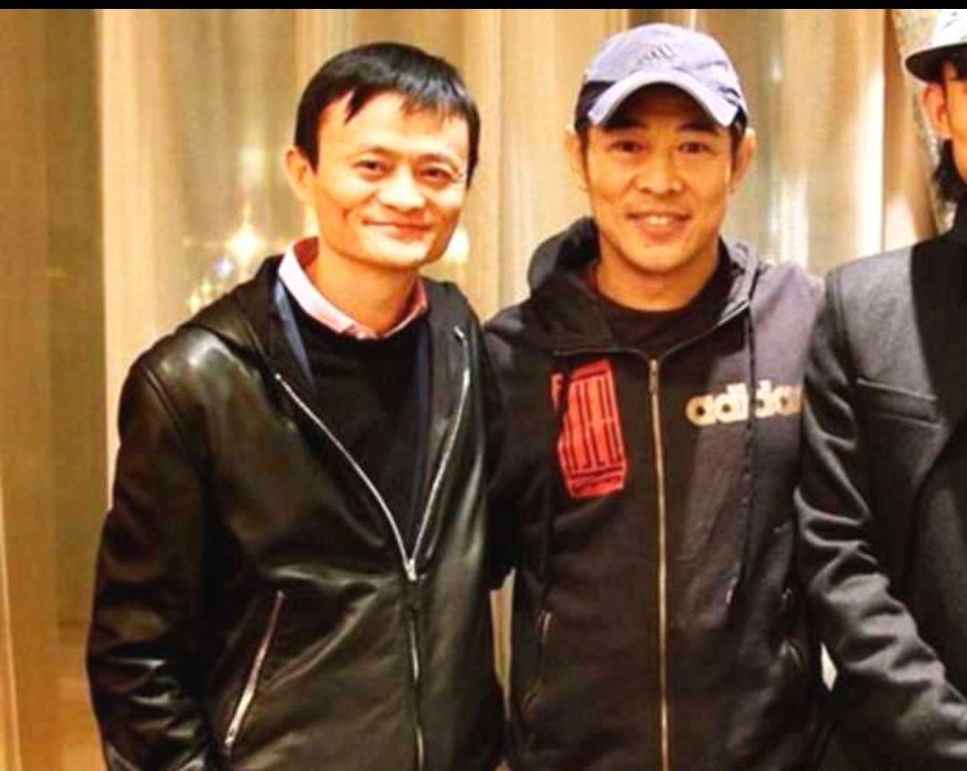勇敢意味着在恐惧面前不退缩，积极应对！你足够勇敢，你就有战胜困难的决心，你足够勇