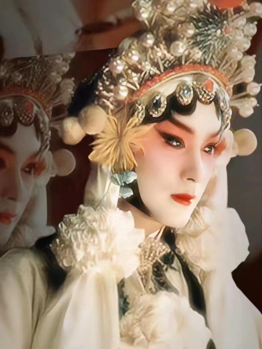 一次节目采访中，张丰毅谈到张国荣的时候说：“那时候我们都躲着他，如果有别人在，很