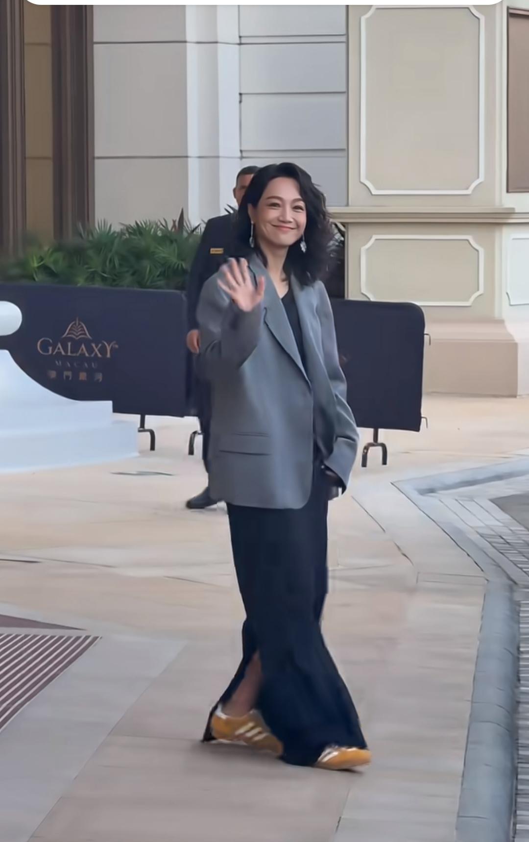 朱丹，这么酷的西装，怎么配了这样一双鞋呢？