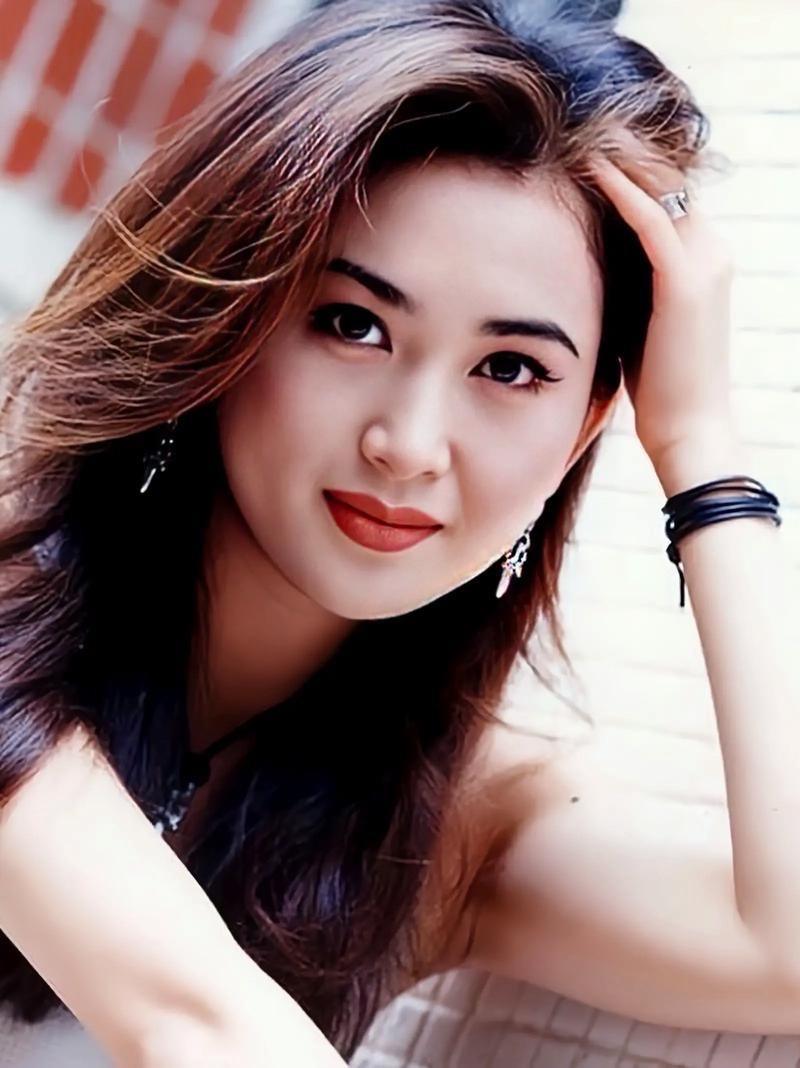 在温碧霞59岁生日宴上，温碧霞与丈夫何祖光在全家福的拍摄环节中，养子何国伦本想与