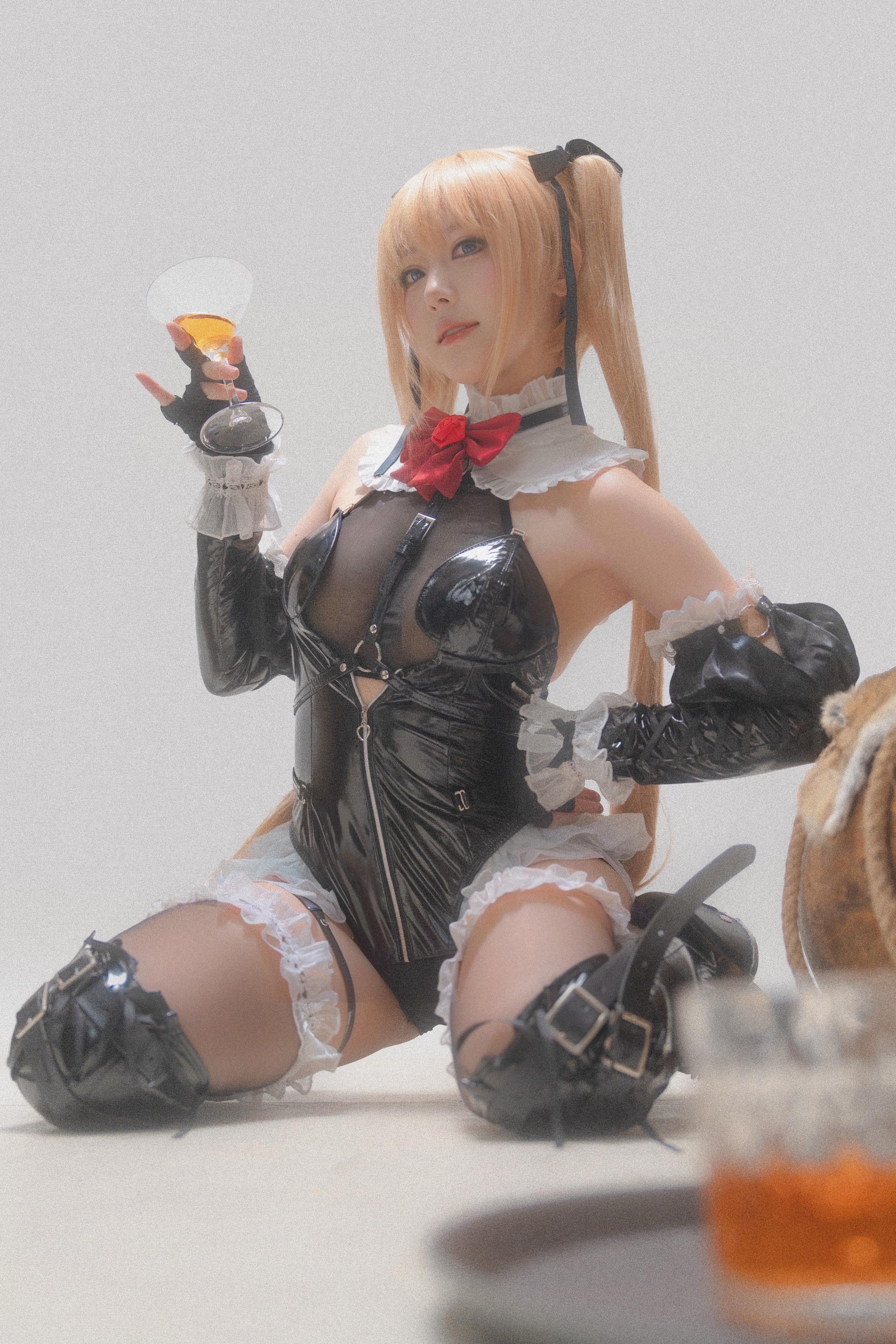 让你绽放血色玫瑰 出镜coser:  棚子：  摄影后期：我