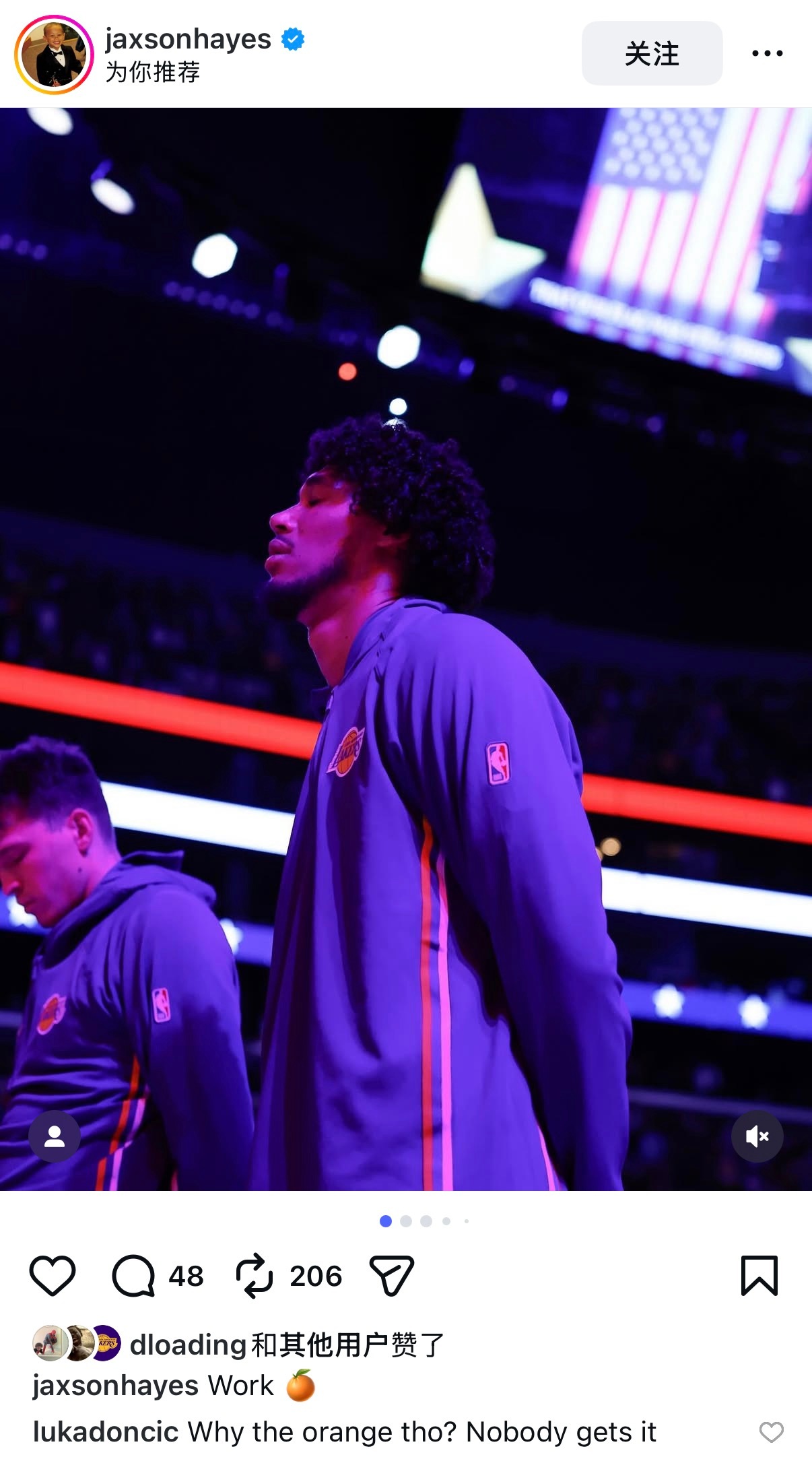 海斯晒照配文：工作🍊东契奇评论：为什么是橘子呢？没人看得懂！