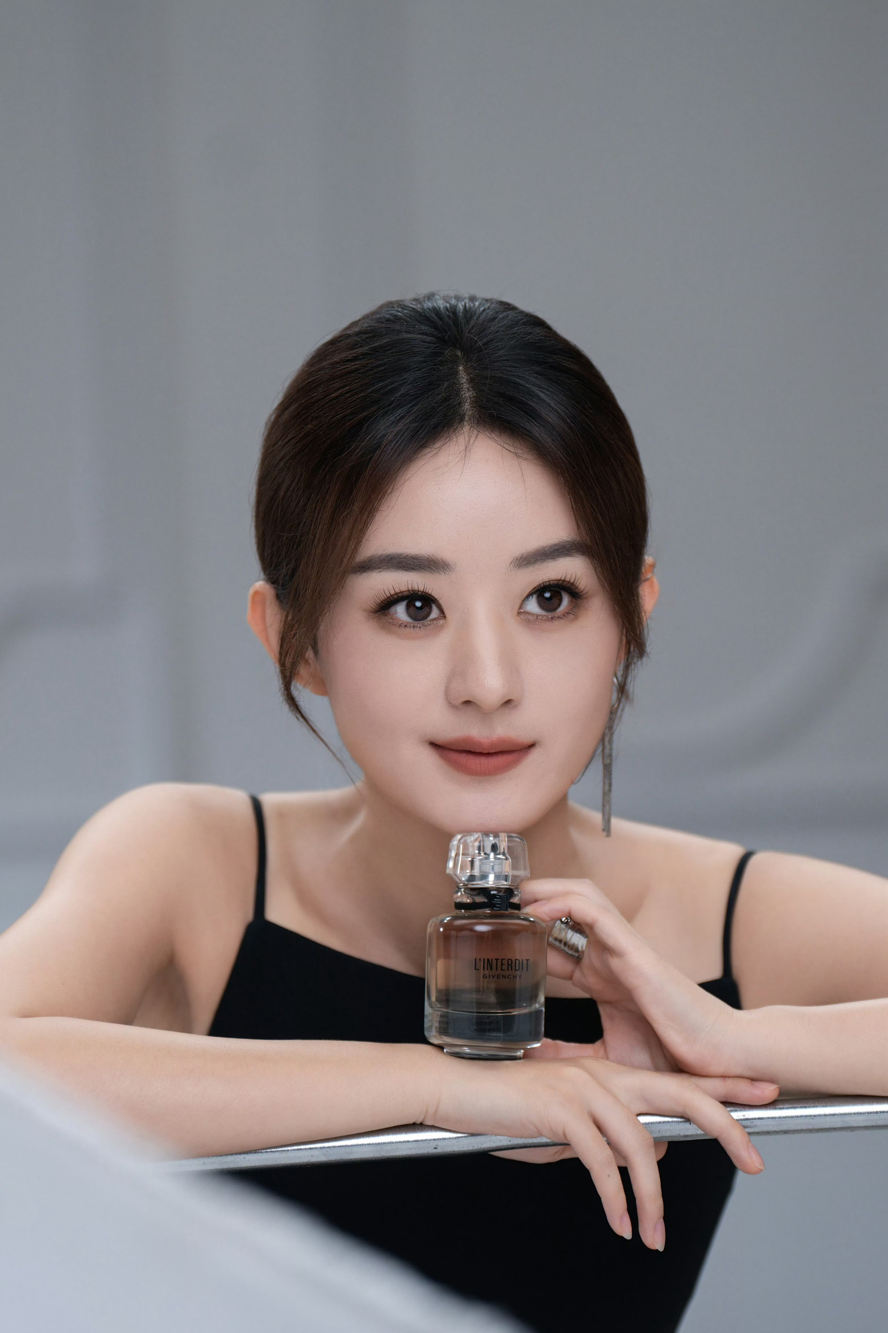 小黑板报 合作升级！赵丽颖出任GIVENCHY纪梵希全球彩妆及香氛代言人，继彩妆