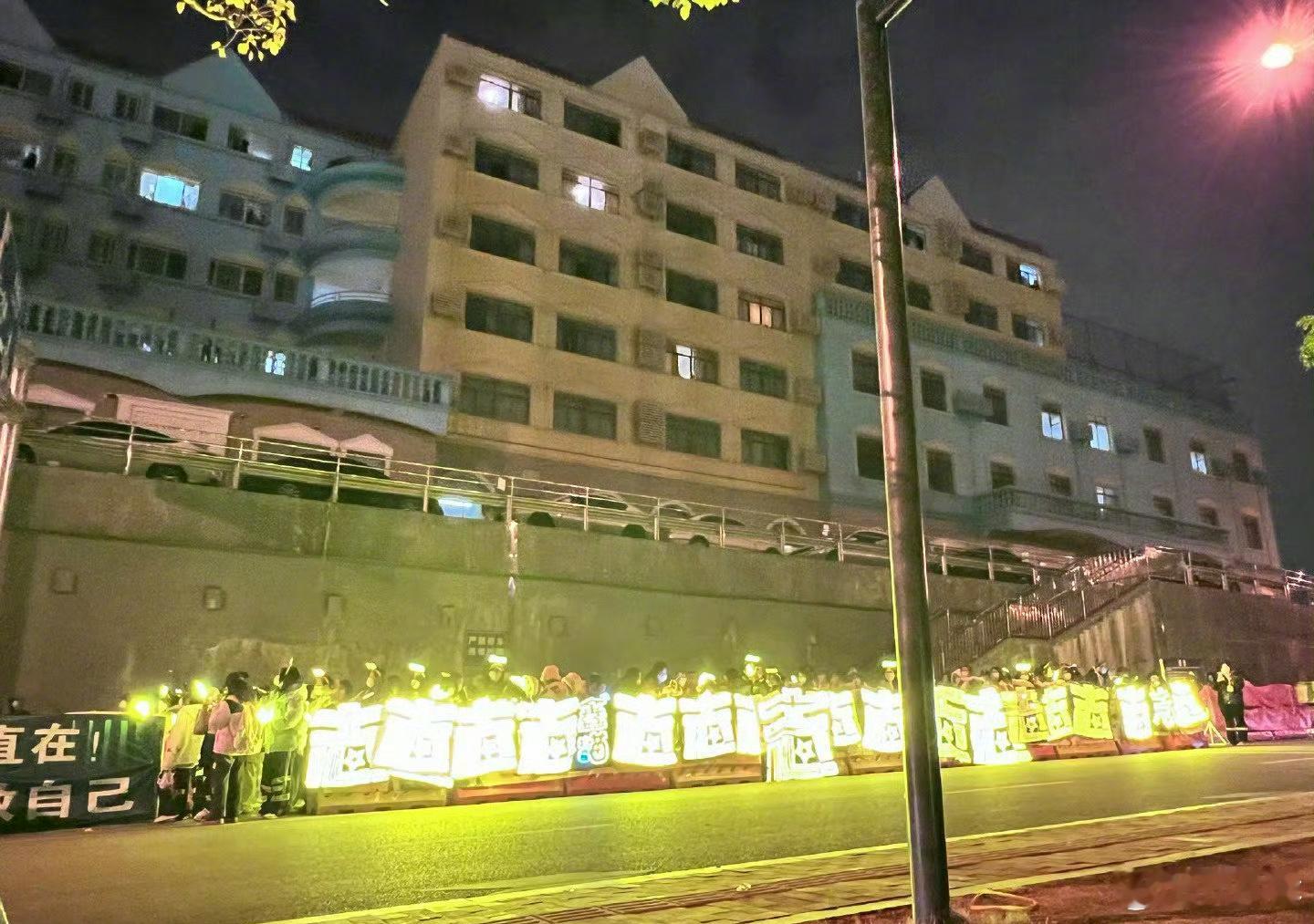 登陆少年团的粉丝宝宝们已出征元宵喜乐会 