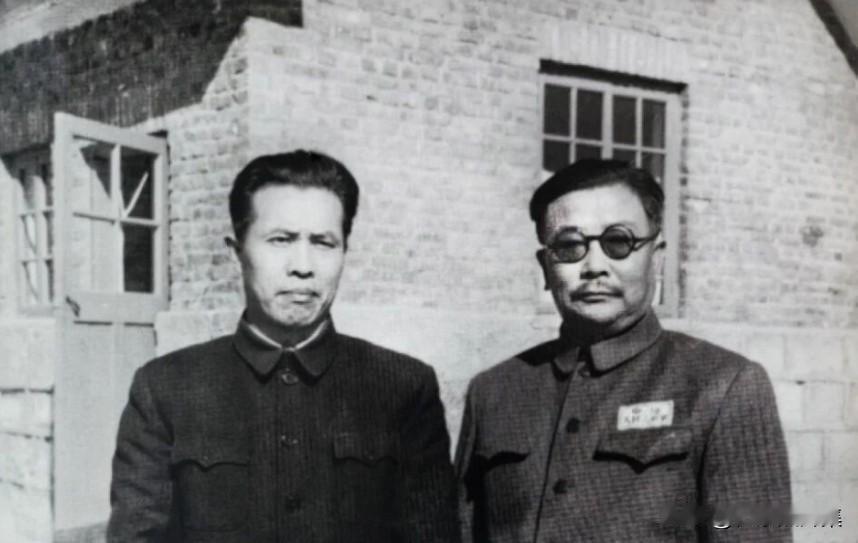 1953年10月的合影，黄华以中国人民志愿军代表团顾问身份，在朝鲜停战协定签署后