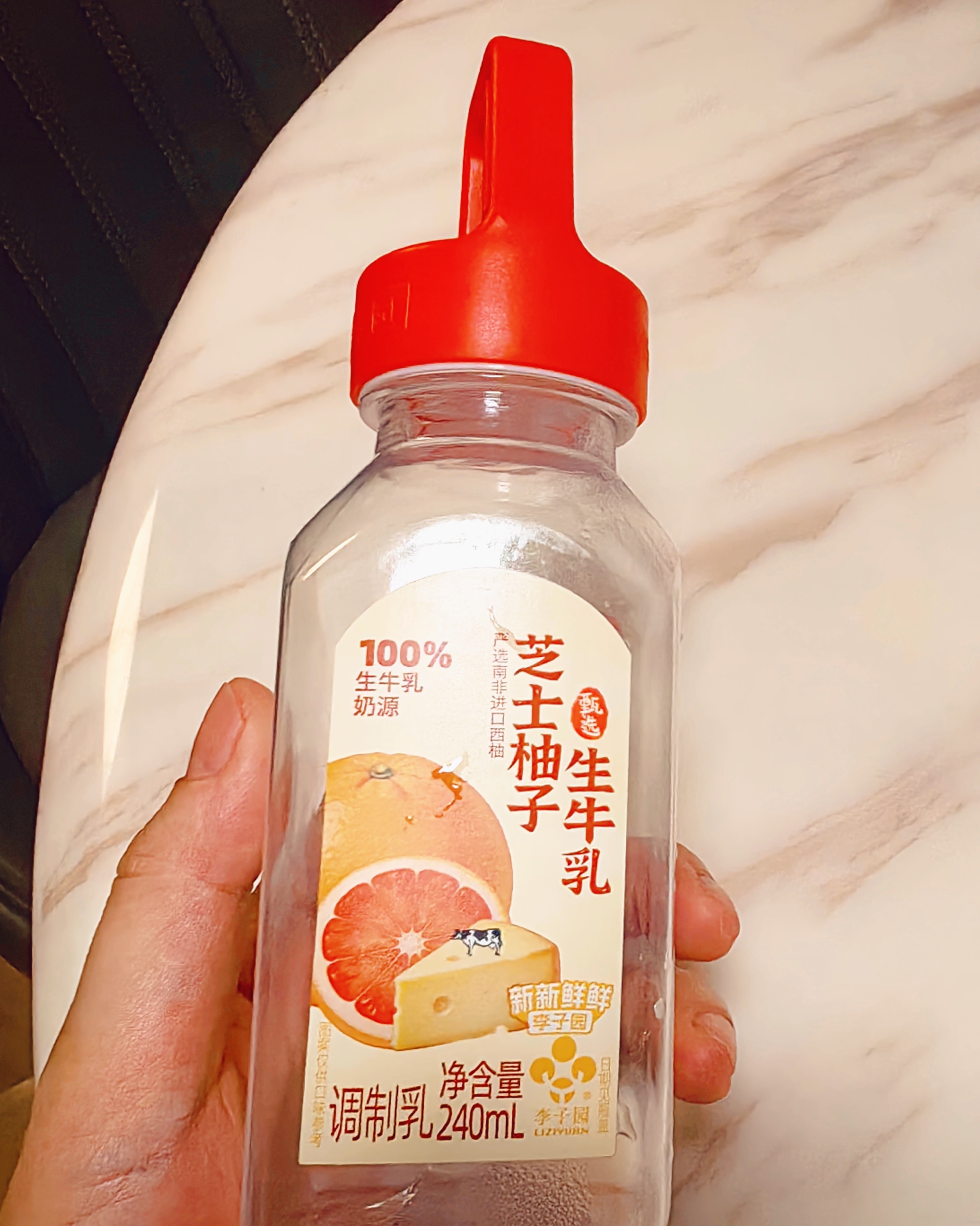 意外发现李子园电解水和生牛乳的瓶盖口径是一样的，女生带电解水出门但又不想太重，可