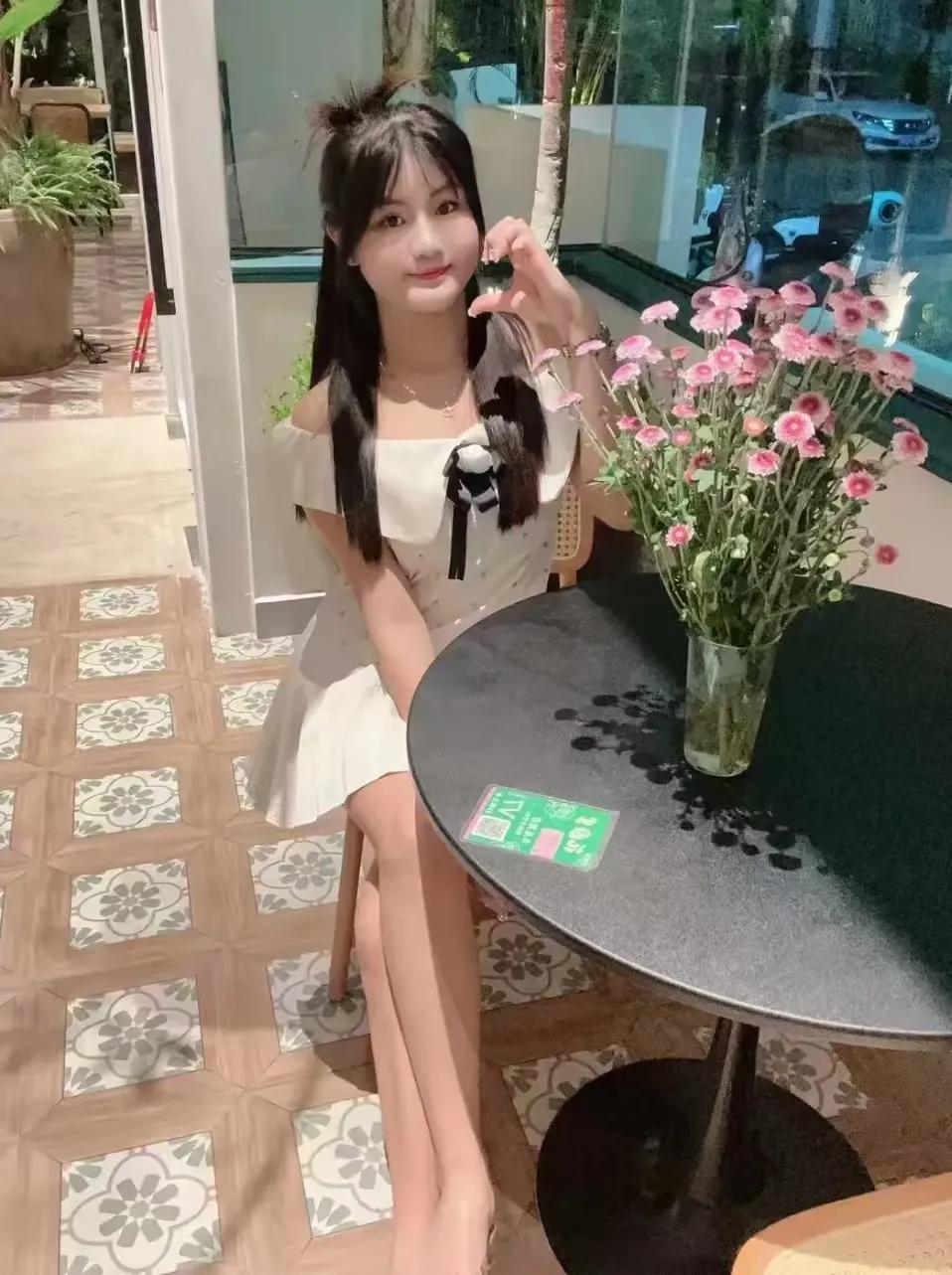 她独自站在镜子前，灯光柔和地洒在她的脸上。镜中人影动，她的笑容轻轻绽放，那笑靥如
