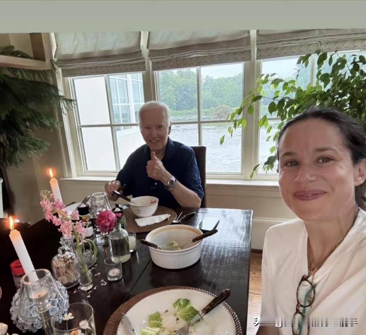 [捂脸][鼓掌][小鼓掌]一张拜登和女儿阿什莉在家中晚餐的合照，戳中无数网友内心