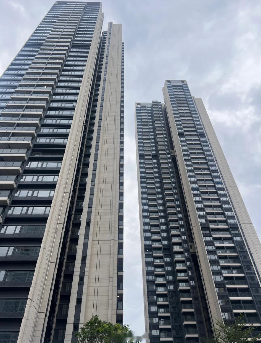 龙华中海闻华里95平600万成交，单价6.2万，低楼层。也还好 当时买过来折后也