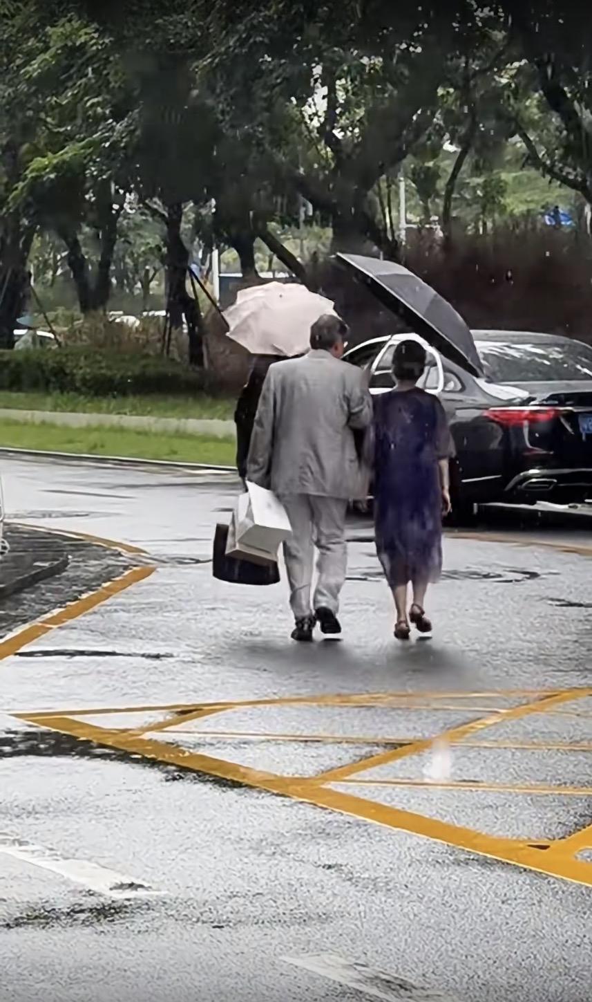 上联：风风雨雨风雨常伴
下联：来来去去来去无踪