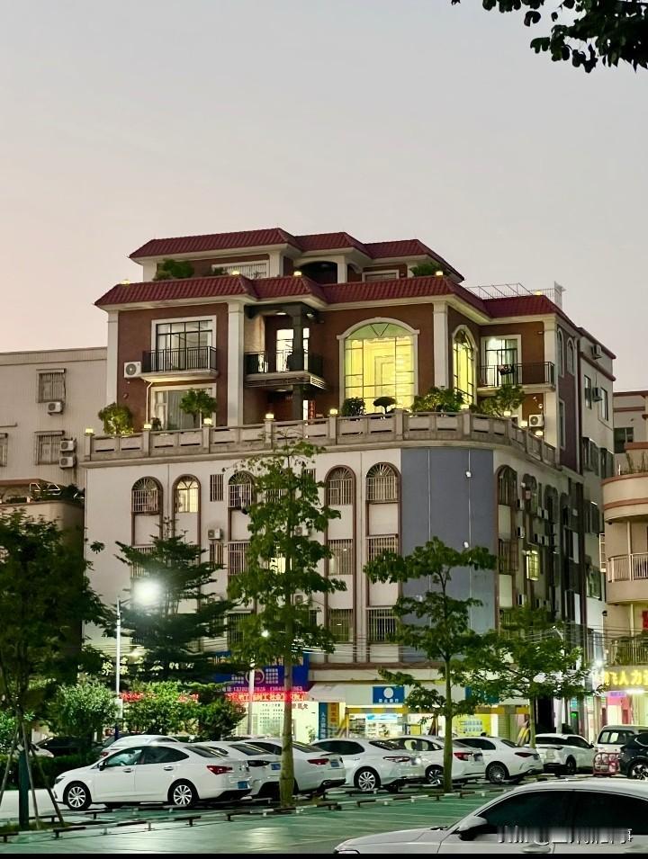 广东人的别墅
还是广东人会过日子啊，
收租自住两不误