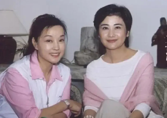 刘晓庆刚被释放时接受采访的照片那年已经52岁的她，就像三十来岁的年轻人一样！！ 