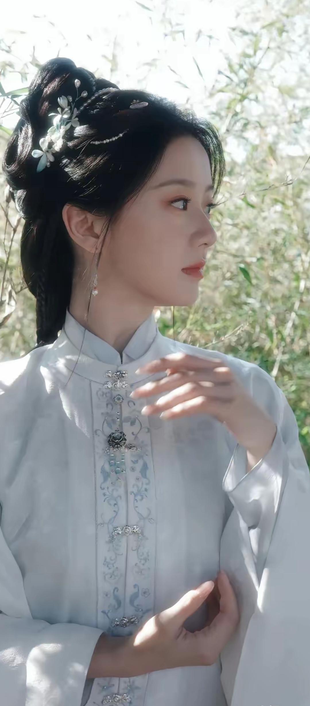 古风少女，花簪点缀，静谧自然。